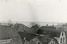 14794 Panorama van de bebouwing aan de Kerkewijk te Veenendaal; met op de achtergrond de inundaties van de Grebbelinie ...